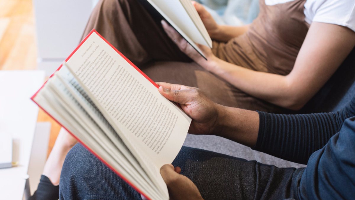 Раскрытые книги в руках читателей
