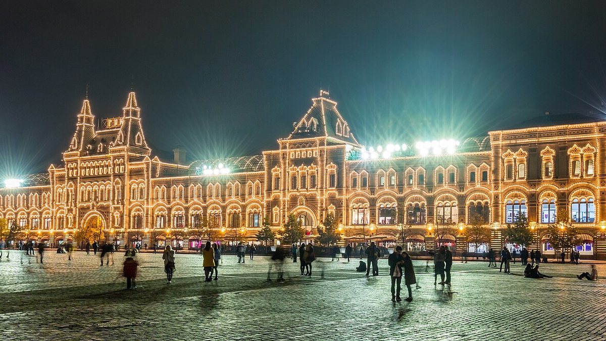 Верхние торговые ряды (ГУМ) в Москве вечером