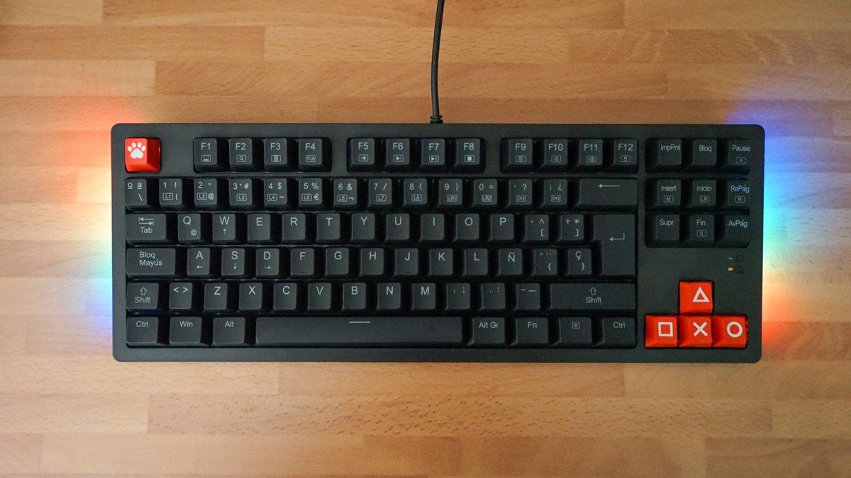 Игровая клавиатура с подсветкой на деревянном столе